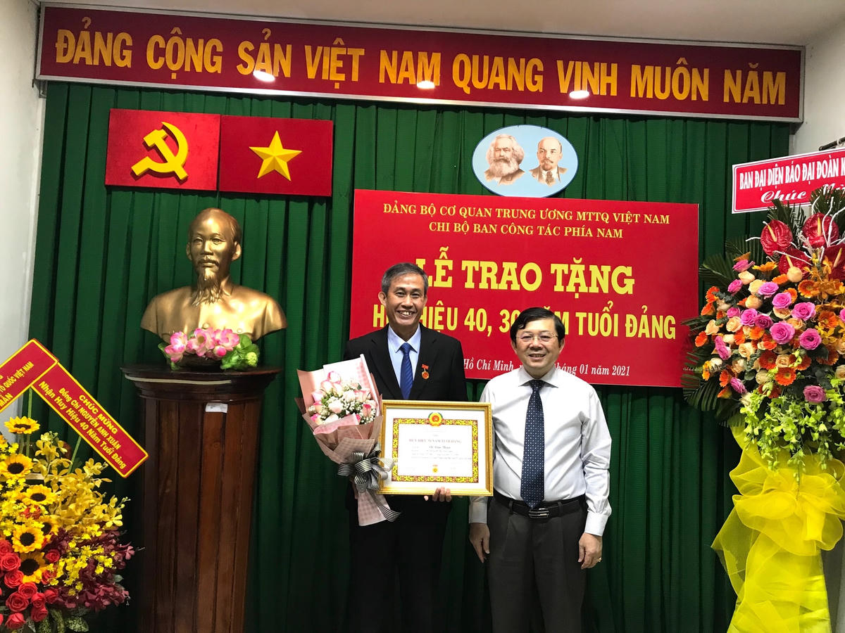 Phó Chủ tịch Nguyễn Hữu Dũng Trao Huy hiệu 30 năm tuổi Đảng cho ông Võ Văn Thiện.