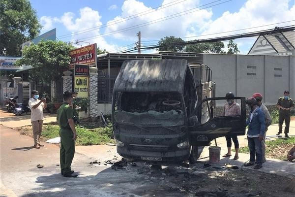 Lực lượng chức năng đang khám nghiệm hiện trường vụ cháy. Ảnh: Q.H.