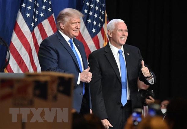 Tổng thống Mỹ Donald Trump (trái) và Phó Tổng thống Mike Pence tại Đại hội toàn quốc của đảng Cộng hòa ở thành phố Charlotte, bang Bắc Carolina. (Ảnh: AFP/TTXVN).