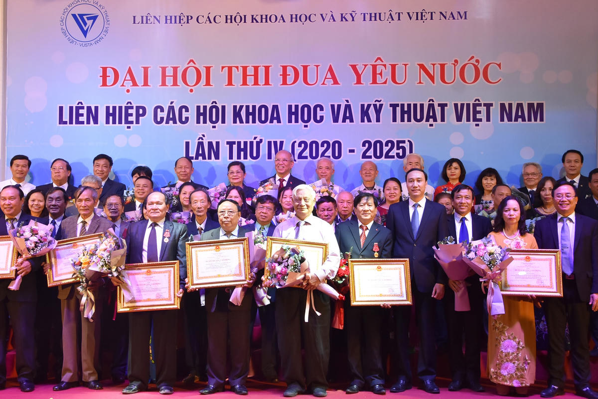 Phó Chủ tịch Phùng Khánh Tài tặng hoa chúc mừng các cá nhân và tập thể có thành tích xuất sắc được tôn vinh tại Đại hội.