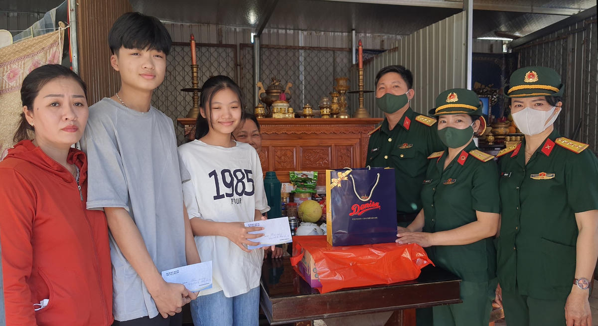 Đoàn công tác Bộ CHQS tỉnh Thừa Thiên -Huế đến thăm, tặng quà cho con liệt sĩ Nguyễn Văn Bình.