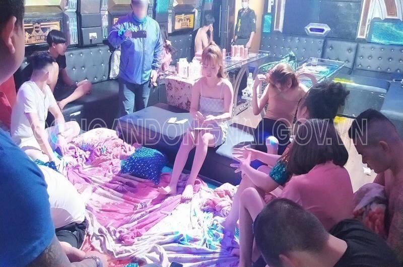Các đối tượng bị công an phát hiện sử dụng ma túy tại phòng hát karaoke.
