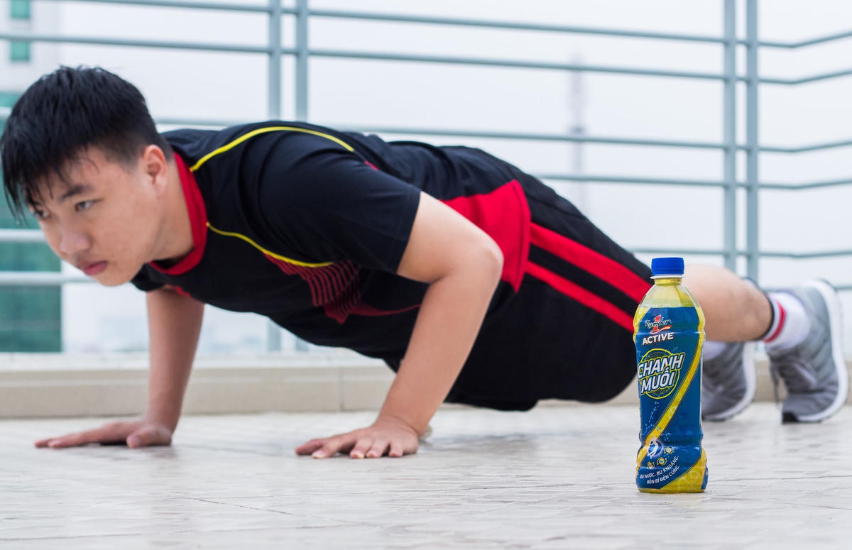 Bài tập hít đất là lựa chọn của nhiều bạn nam.