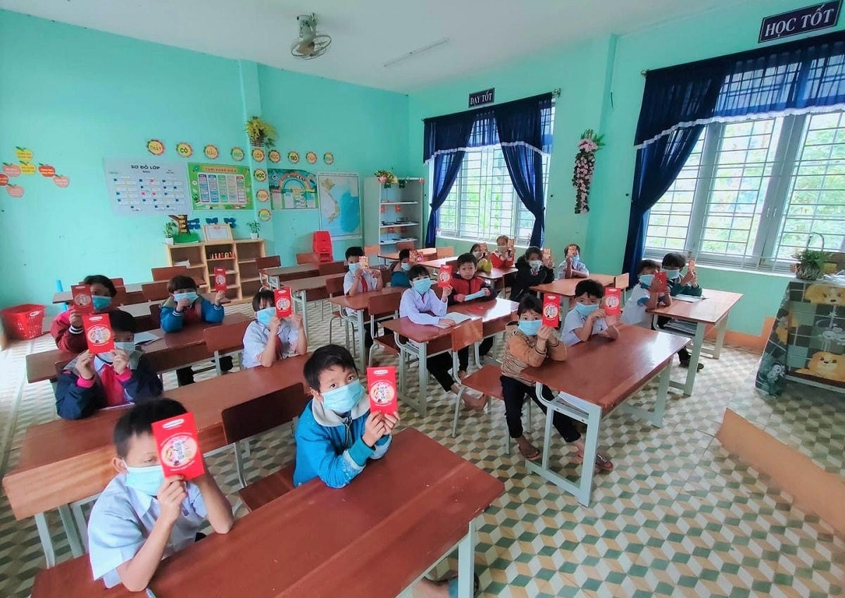 Học sinh huyện Nam Trà My nhận được tiền lì xì trong ngày đầu tiên đi học.