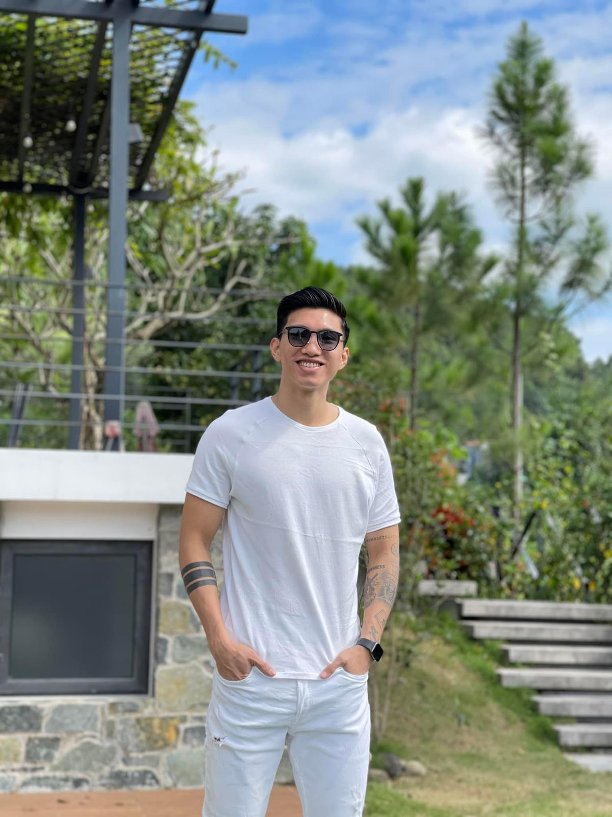 Khỏe khoắn với set đồ áo thun và quần jean đơn giản.