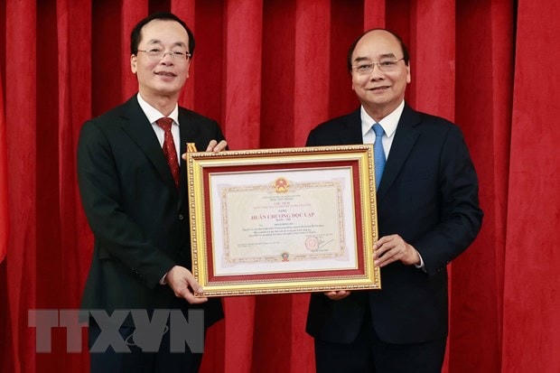 Chủ tịch nước Nguyễn Xuân Phúc trao tặng Huân chương Độc lập hạng Nhì cho ông Phạm Hồng Hà nguyên Bộ trưởng Bộ Xây dựng. Ảnh: Thống Nhất/TTXVN.  