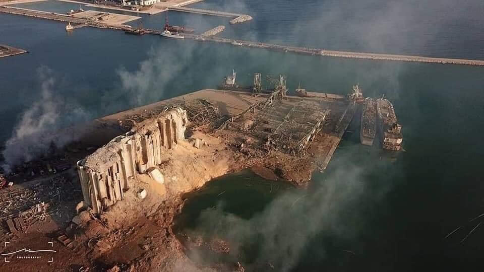 Vụ nổ phá hủy một nửa thủ đô Beirut. (Ảnh: Twitter).
