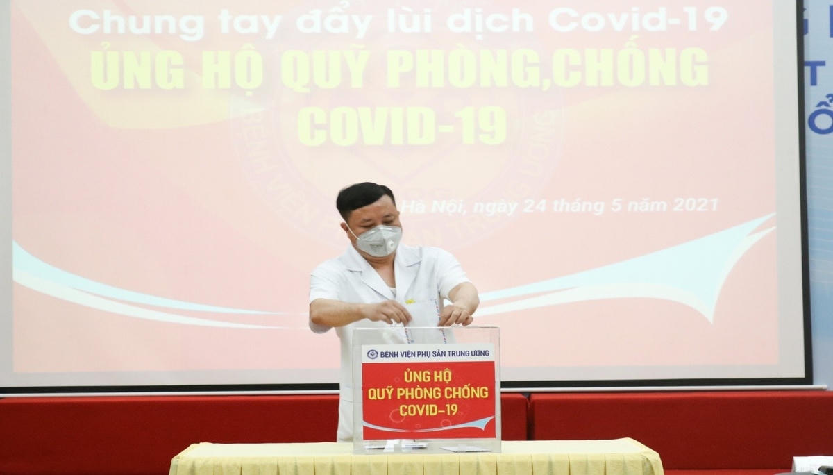 PGS.TS Vũ Văn Du, Phó Giám đốc bệnh viện ủng hộ Quỹ phòng, chống Covid-19.  