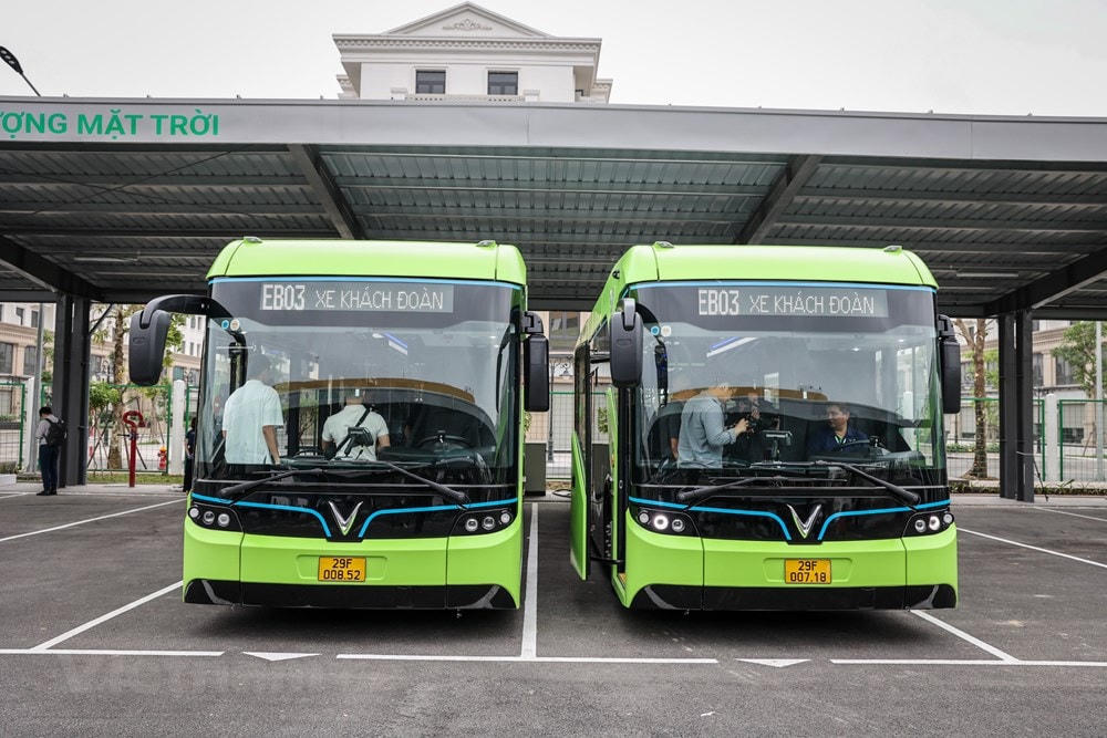 Sáng 8/4, những chiếc xe buýt điện đầu tiên của Việt Nam đã chính thức lăn bánh tại khu đô thị Vinhomes Ocean Park (Gia Lâm, Hà Nội). (Ảnh: Minh Sơn/Vietnam+).