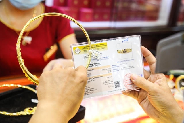 Giá vàng lên đỉnh 62 triệu đồng/lượng, dân bán vàng tiếc nuối do đã chốt lời "quá sớm".
