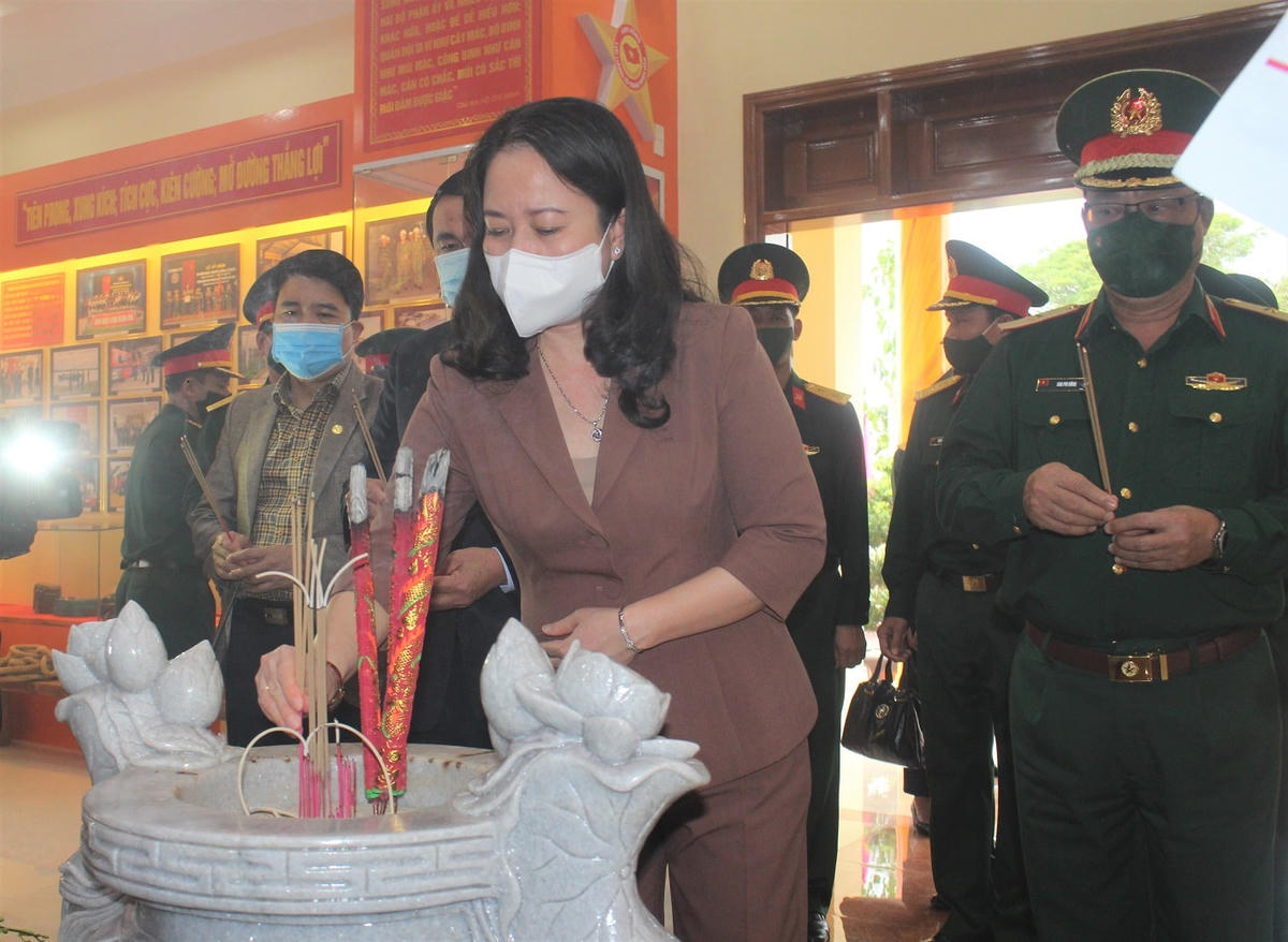 Phó Chủ tịch nước Võ Thị Ánh Xuân dâng hoa, thắp hương tại Nhà truyền thống Lữ đoàn 270.
