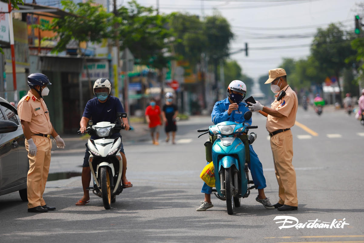 [ẢNH] TP HCM kiểm tra mã QR tại các chốt trở lại