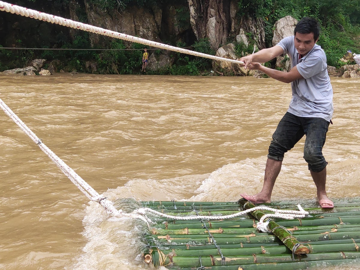 Dòng lũ vẫn cuồn cuộn chảy.