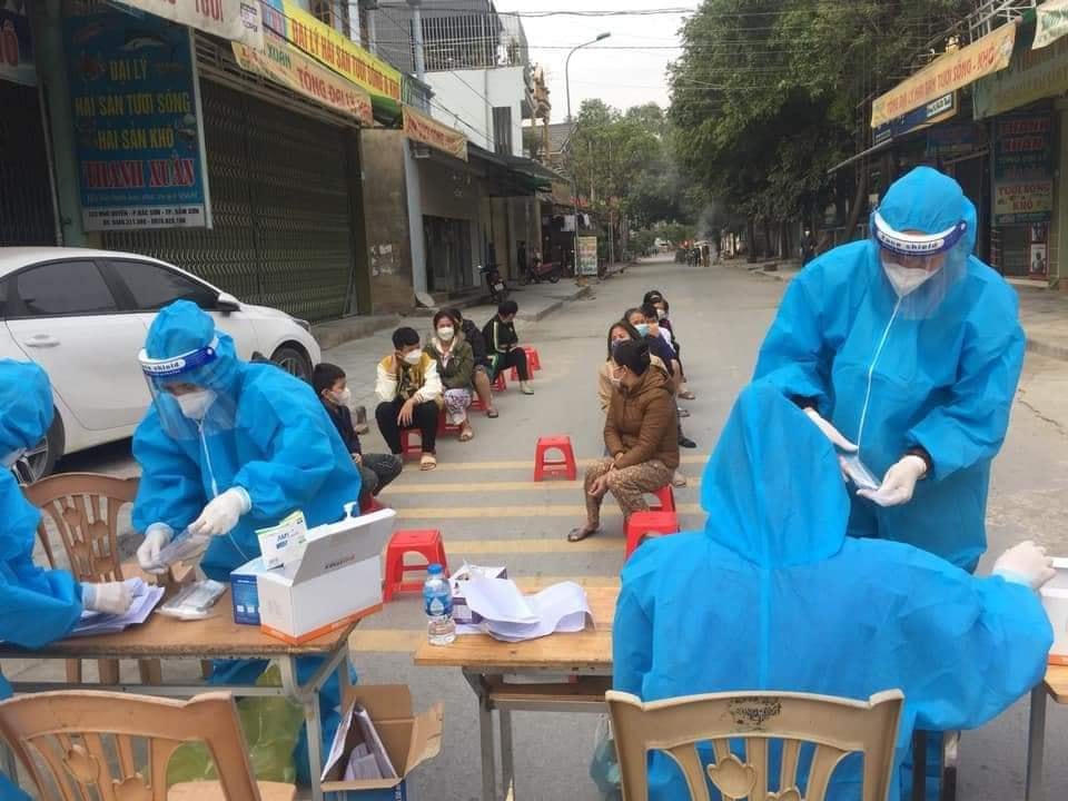 Cán bộ Y tế TP Sầm Sơn tiến hành test nhanh tầm soát Covid-19 cho người dân trên địa bàn.