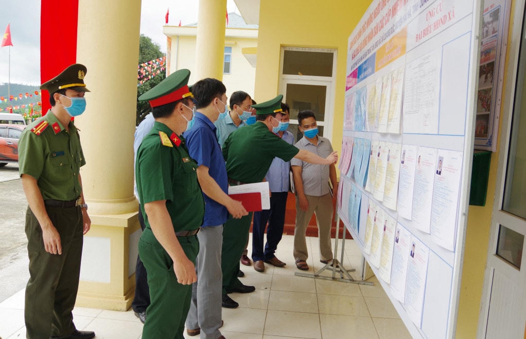 Đoàn kiểm tra tại huyện Hải Hà.