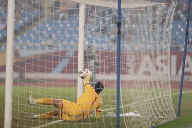 Thủ thành Tấn Trường dù nỗ lực nhưng bất thành trong việc cứu bàn thua cho chủ nhà