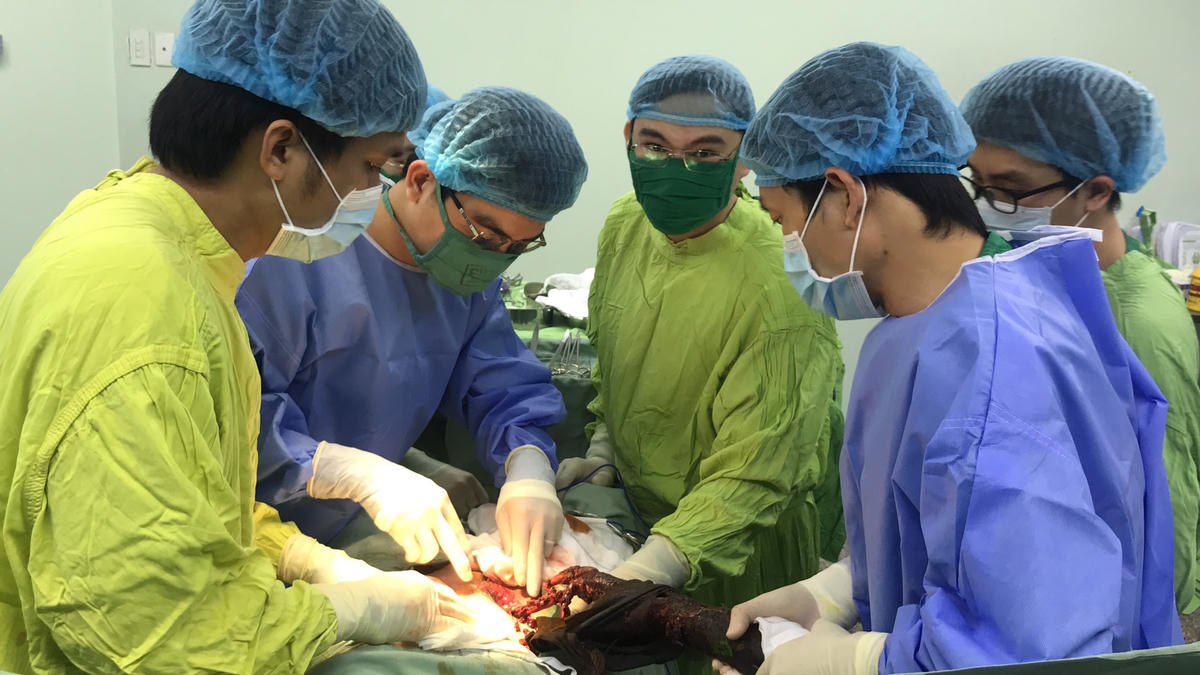 E kíp các bác sĩ phẫu thuật cứu bệnh nhân T..