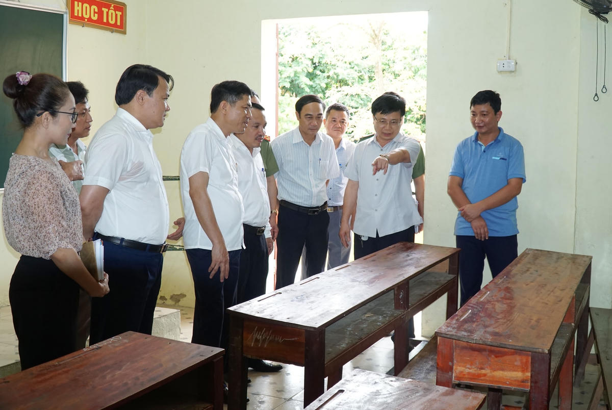 Ban chỉ đạo thi Nghệ An kiểm tra tại điểm thi Trường THPT Đô Lương 1.