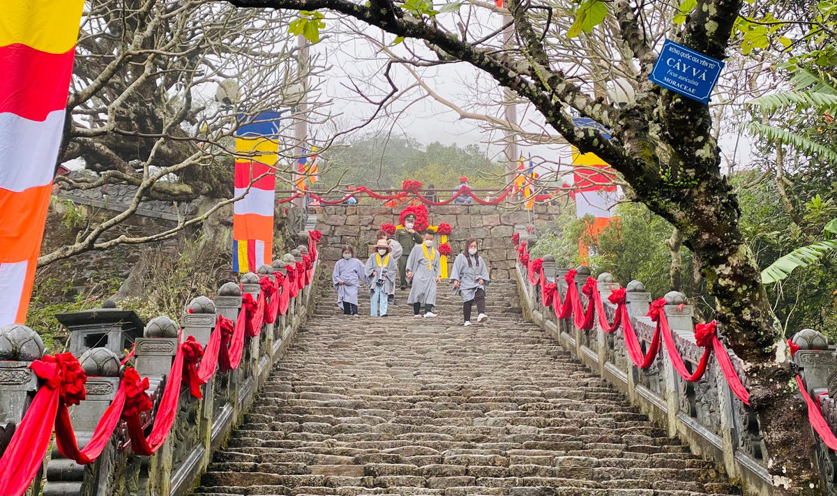 Khách tại Khu di tích và danh thắng Yên Tử (TP Uông Bí, Quảng Ninh) thưa vắng trong sáng ngày chính hội.