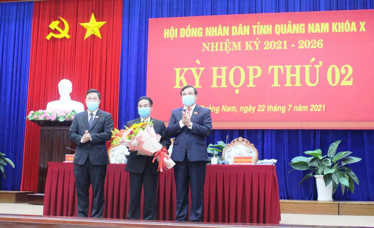Ông Trần Anh Tuấn (ở giữa) giữ chức Phó Chủ tịch UBND tỉnh Quảng Nam, nhiệm kỳ 2021-2026.