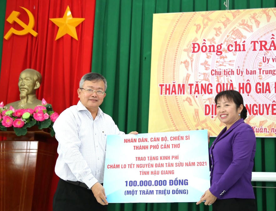 UBMTTQ Việt Nam TP Cần Thơ tặng 100 triệu đồng cho Hậu Giang chăm lo Tết cho bà con nghèo. 