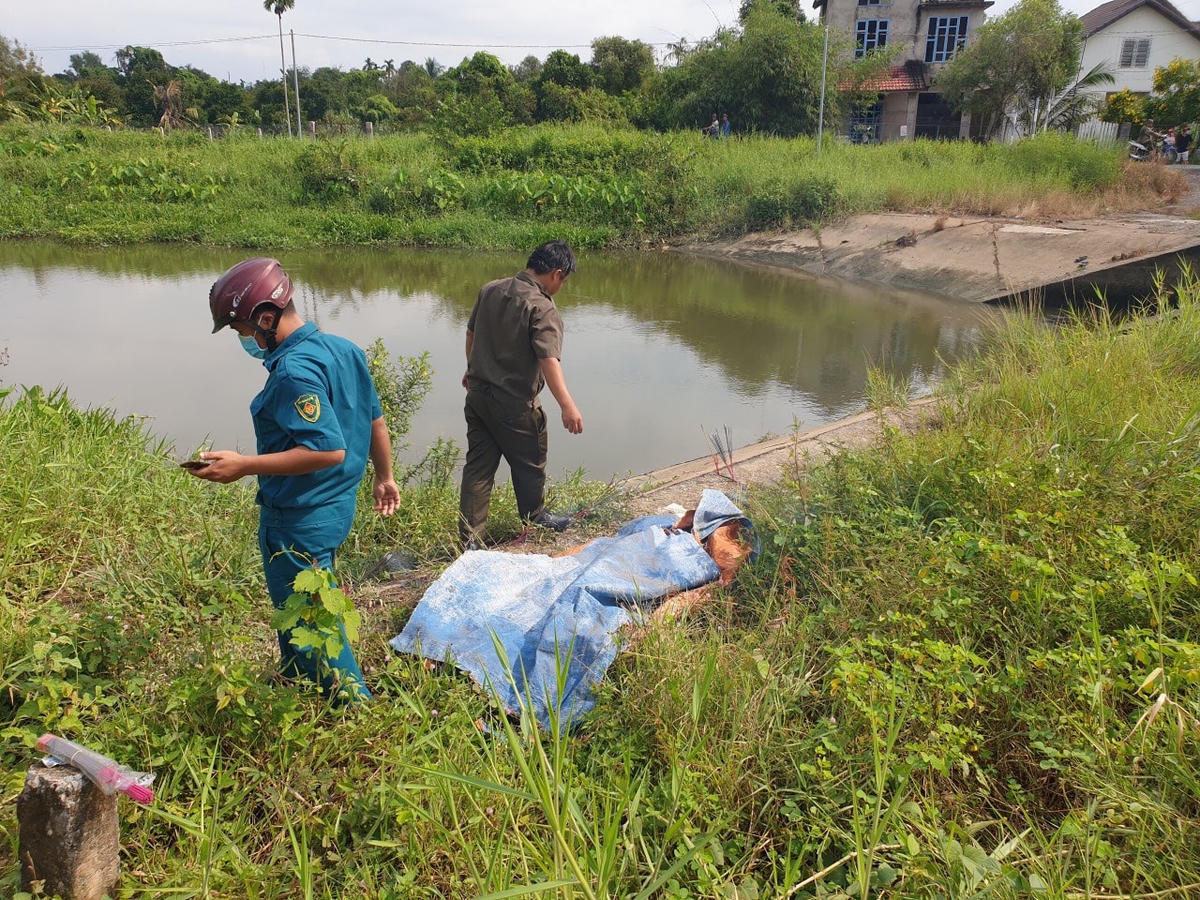 Lực lượng chức năng tìm kiếm thi thể.