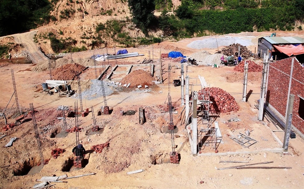 Người dân xã Phước Kim đang gấp rút xây dựng lại nhà.