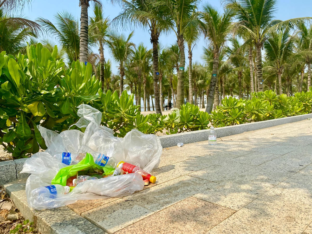 Nhiều người dân đã phải lên tiếng bày tỏ sự bất bình trước sự vô ý thức của 1 bộ phận khách du lịch.