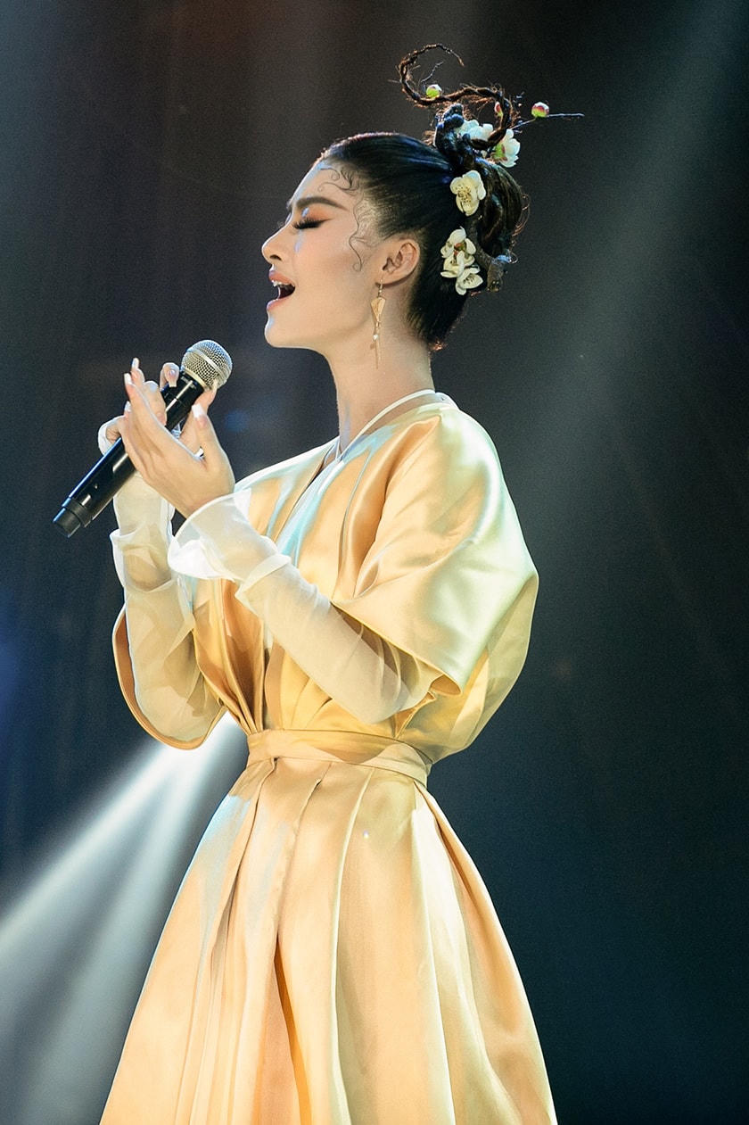 Lona ngày càng chứng tỏ mình không phải tay mơ trong âm nhạc.