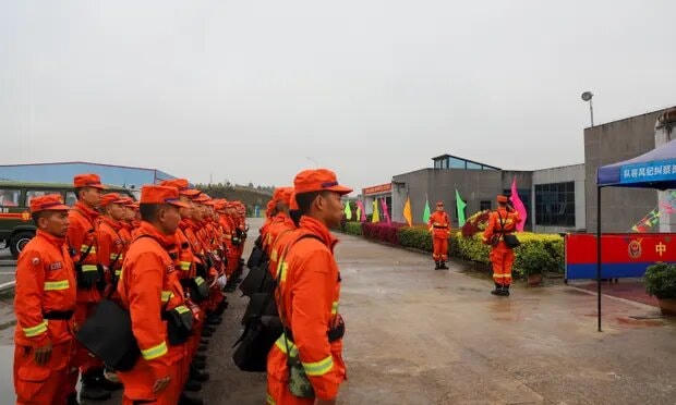 Đội cứu hộ được triển khai tới hiện trường vụ tai nạn máy bay ở Ngô Châu, tỉnh Quảng Tây. Ảnh: DW.