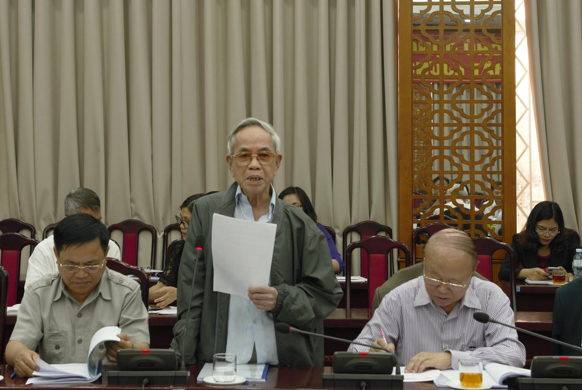 Đại biểu phát biểu tại hội nghị phản biện.