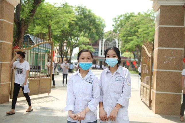 Tình bạn giữ Dung và Luyến khiến thầy cô và học sinh trong trường cảm phục.