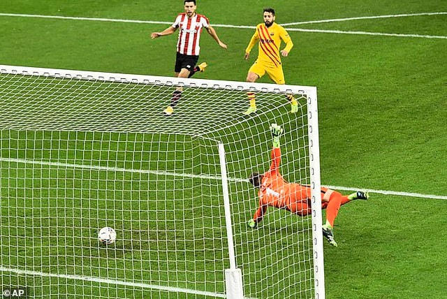 Iker Muniain rút ngắn tỷ số xuống 2-3 cho Bilbao ở phút 90.