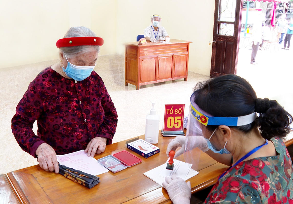 Cử tri Trần Thị Đông, 101 tuổi đang làm thủ tục bầu cử.