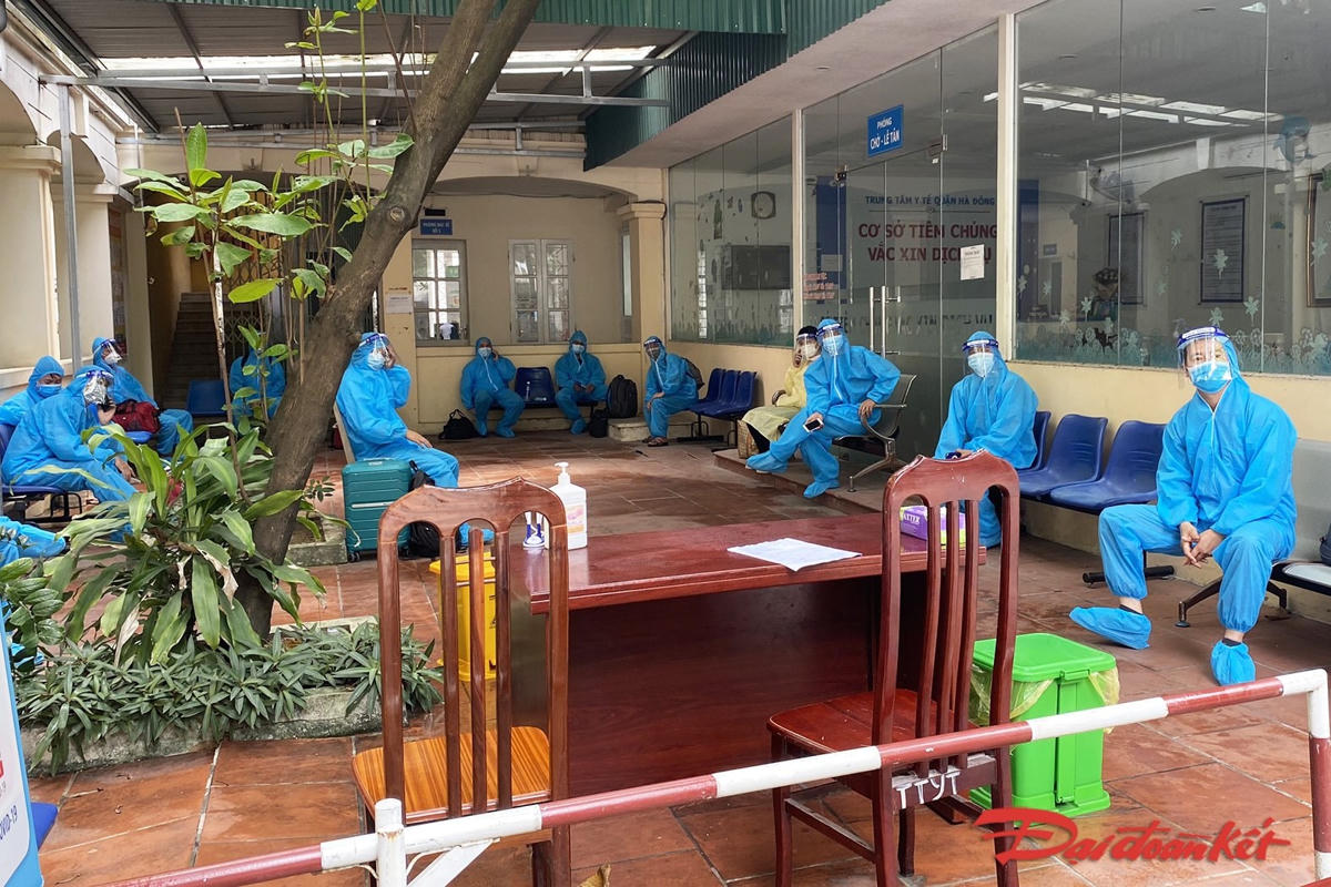 Các công dân đều mặc đồ bảo hộ trong suốt quá trình di chuyển, được sắp xếp ngồi tại khu vực riêng. Ảnh: Quang Vinh. 