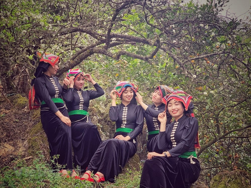 Những cô gái dân tộc Thái trắng du Xuân ngày tết. (Ảnh: Xuân Mai/Vietnam+).