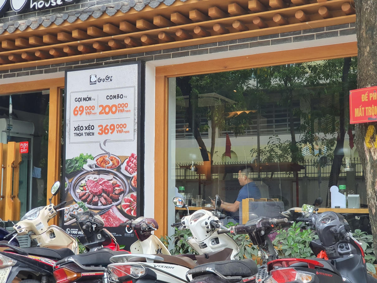 Cũng theo ghi nhận, lượng khách tại các địa điểm kinh doanh dịch vụ ăn uống như nhà hàng giảm đi đáng kể.