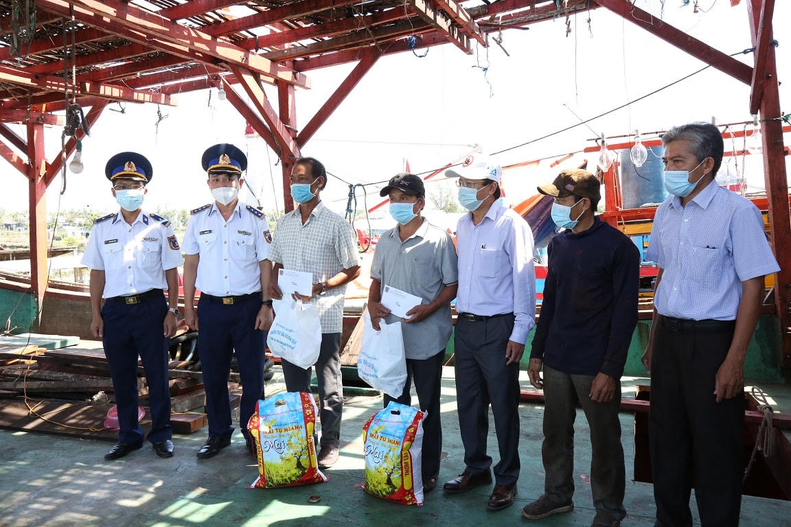 CSB2 thăm hỏi, tăng quà cho ngư dân xã Bình Chánh.