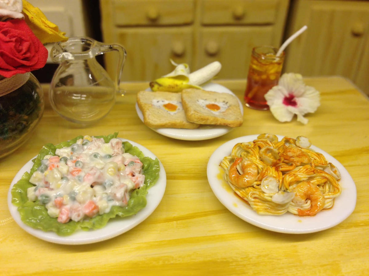 Món salad, mỳ xào hải sản và bánh mỳ trứng do chị Quỳnh thực hiện bằng đất sét. Ảnh: NVCC.