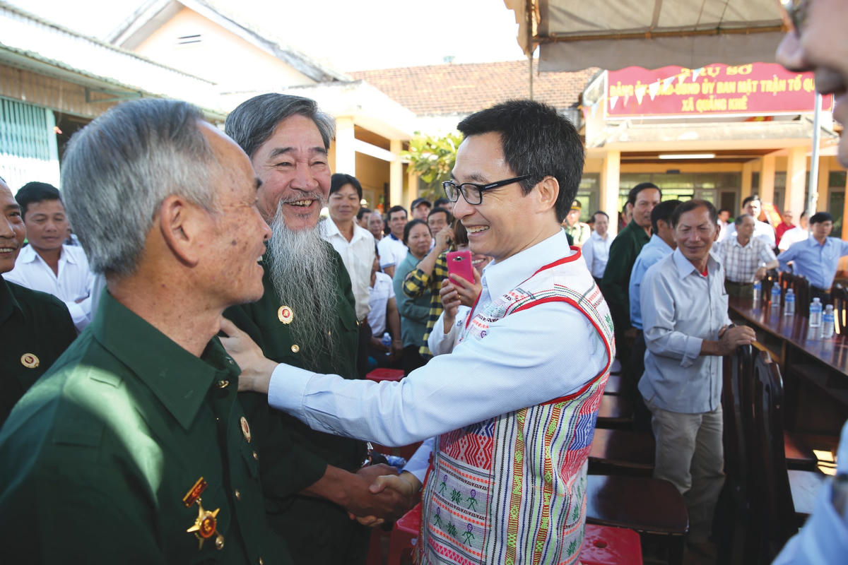 Phó Thủ tướng Vũ Đức Đam chung vui với bà con xã Quảng Khê, tỉnh Đắk Nông trong Ngày hội Đại đoàn kết. Ảnh: Quang Vinh.