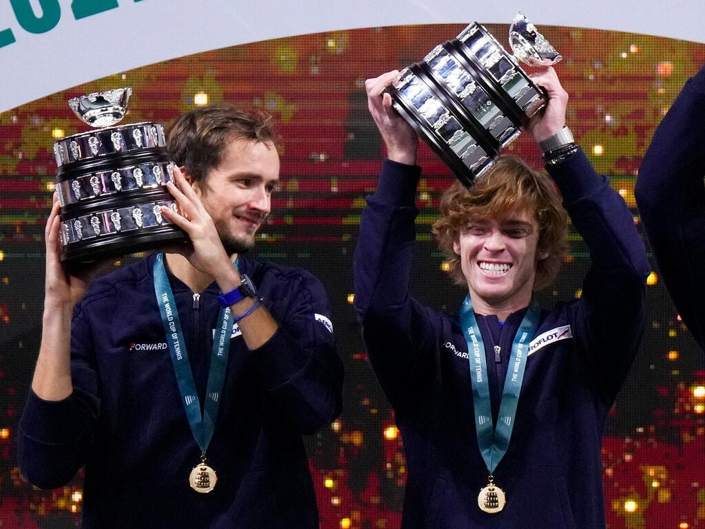 Daniil Medvedev và Andrey Rublev cùng đội tuyển Nga vô địch Davis Cup 2021.