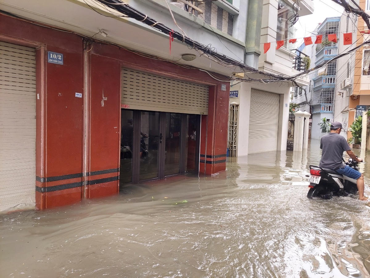 Người dân đóng kín cửa những vẫn không ngăn được nước tràn vào nhà.
