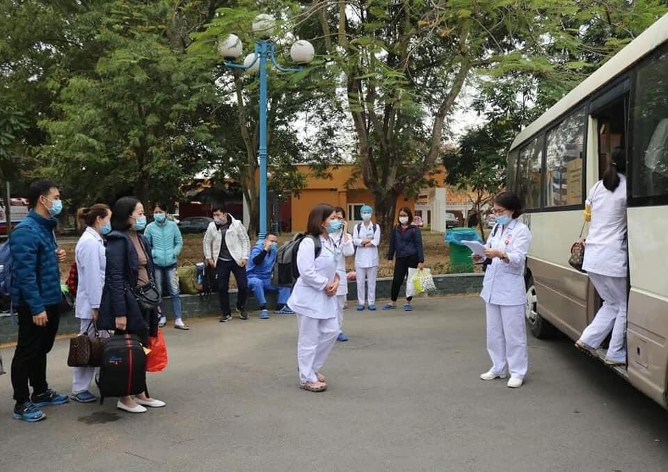 Các bác sĩ của Bệnh viện Việt Nam - Thụy Điển Uông Bí với tinh thần sẵn sàng tiến vào tâm dịch.