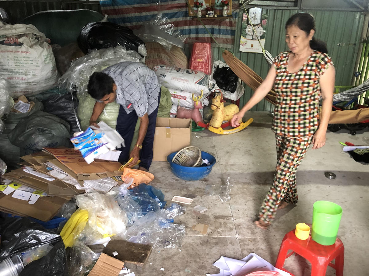 Sau khi nhặt ve chai xong, vợ chồng ông Long phân loại để giao cho chủ vựa.