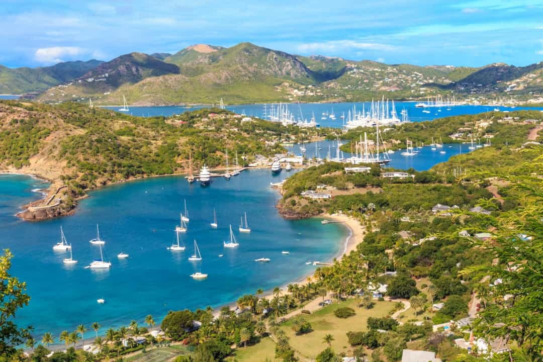 Antigua và Barbuda - đất nước này được tạo thành từ 37 hòn đảo nằm giữa Đại Tây Dương và Biển Caribe, đây là một trong những quốc gia bị ảnh hưởng nặng nề nhất bởi cơn bão Irma vào năm 2017.  