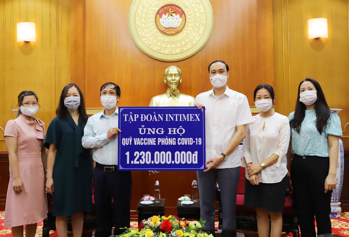 Phó Chủ tịch Phùng Khánh Tài tiếp nhận số tiền 1,2 tỷ đồng từ Tập đoàn Intimex ủng hộ Quỹ vaccine phòng chống Covid-19.
