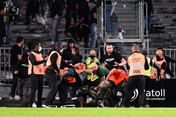 Khán giả giải Ligue 1 lần thứ 3 gây hỗn loạn từ khi Messi đến thi đấu