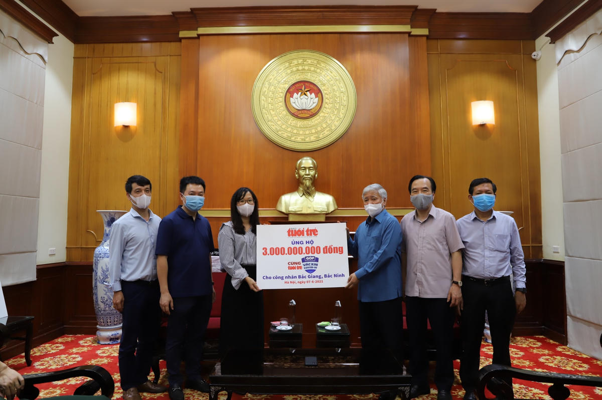 Chủ tịch UBTƯ MTTQ Việt Nam Đỗ Văn Chiến tiếp nhận tiền ủng hộ từ Báo Tuổi Trẻ.
