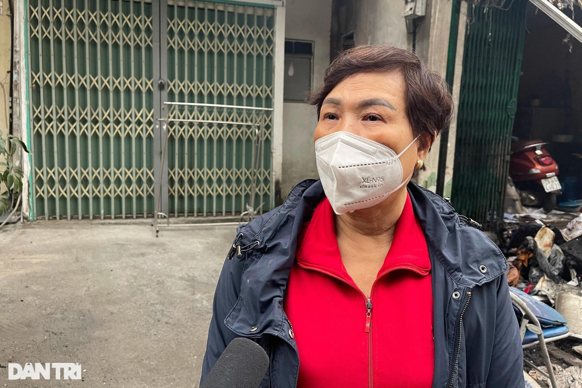 Bà Nguyễn Kim Định cho biết, gia đình có căn nhà xảy ra vụ cháy có hoàn cảnh đặc biệt, rất đáng thương (Ảnh: Trần Thanh).Theo bà Định, hàng ngày, ông ngoại các cháu bé đi làm bảo vệ thuê, còn bà thì đi bán hàng rong ở ngoài chợ để nuôi 2 cháu nhỏ. Cả gia đình họ đều thuộc hộ nghèo tại địa phương. Rất may khi xảy ra vụ cháy, cả 2 ông bà và một cháu bé năm nay 6 tuổi thoát được ra ngoài từ trước, còn bé gái học lớp 9 sau đó cũng được anh Nam giải cứu, chỉ bị thương nhẹ.
