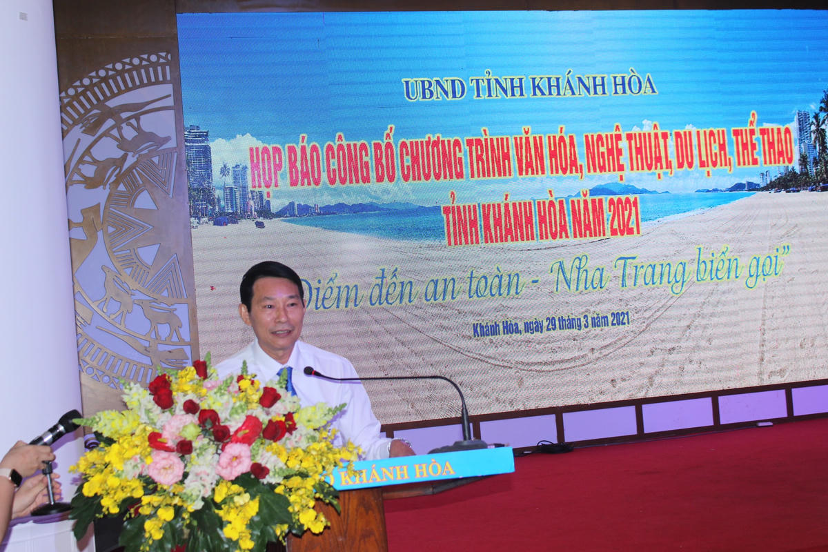 Ông Nguyễn Văn Thiệu, Phó Chủ tịch UBND tỉnh Khánh Hòa phát biểu tại họp báo.